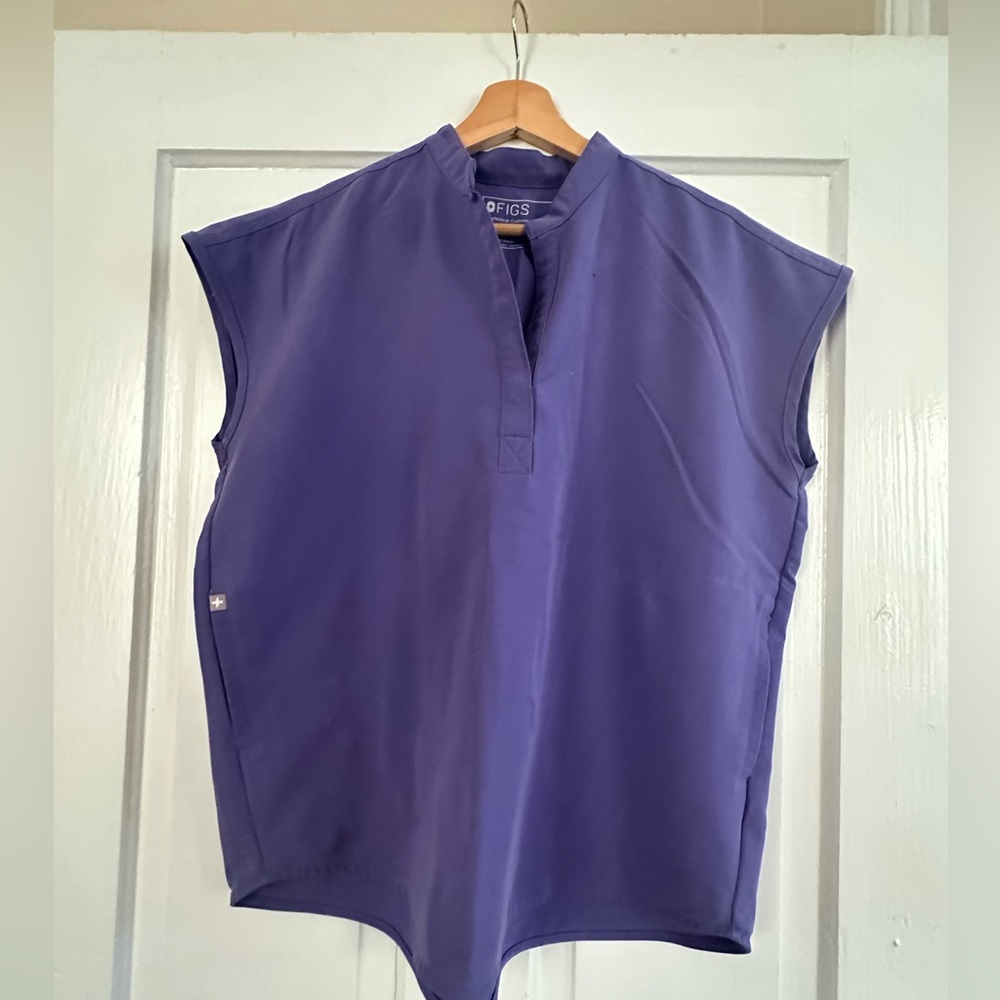 Figs scrub top